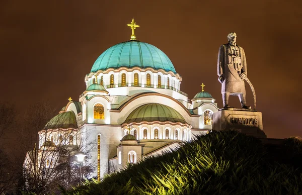 Karadjordje Monument en de kerk van Sint Sava in Belgrado, S — Stockfoto