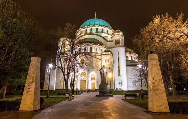 St. Sava emlékműve előtt az azonos nevű B temploma — Stock Fotó