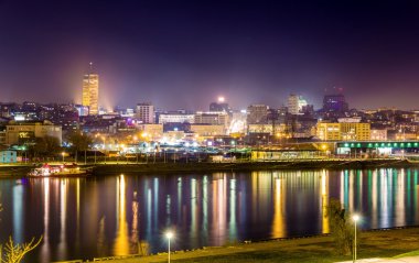 Manzaraya Belgrad şehir merkezinde gece - Sırbistan