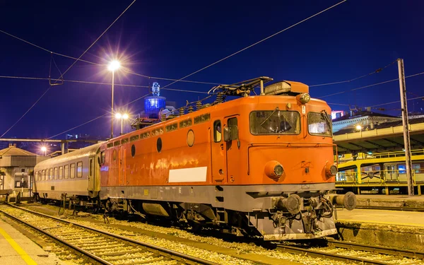 Elektrická lokomotiva na nádraží Bělehrad - Srbsko — Stock fotografie