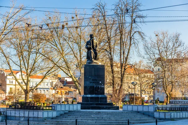 Памятник Вуку Караджичу в Белграде, Сербия — стоковое фото