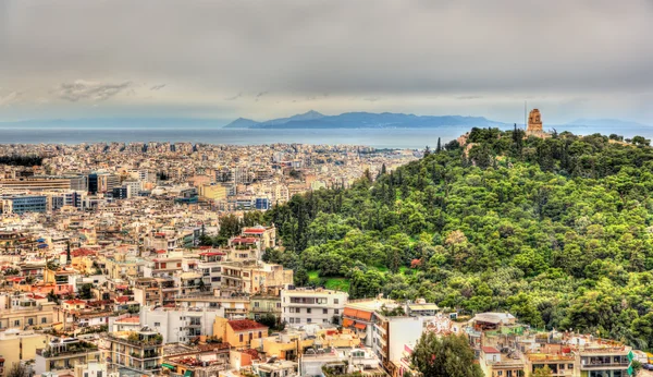 Pohled na Philopappos památník na Mouseion kopci v Athénách, Řecko — Stock fotografie