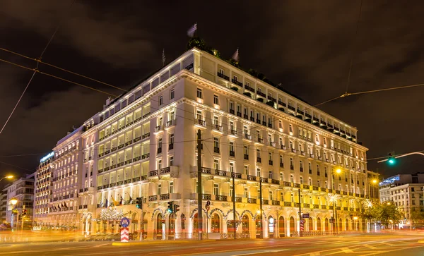 Edifício no centro da cidade de Atenas decorado para o Natal — Fotografia de Stock