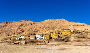 Luxor yakınlarında çölde Mısır Köyü