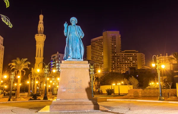 Statue of Omar Makram near the Mosque on Tahrir square in Cairo — Stock Photo, Image