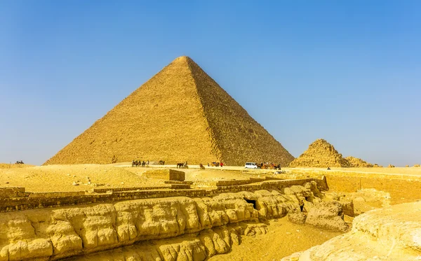 La grande piramide di Giza e la piramide più piccola di Henutsen (G1C ) — Foto Stock