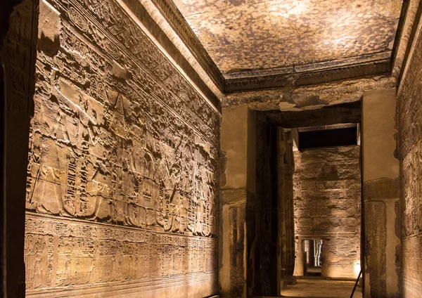 Oude Egyptische muur houtsnijwerk in Luxor tempel — Stockfoto