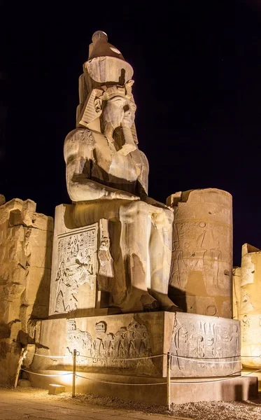 在卢克索神庙-埃及拉美西斯二世的数字 — 图库照片