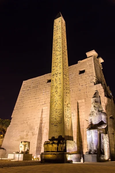 The red granite obelisk at entrance of Luxor Temple - Egypt — Stock Photo, Image