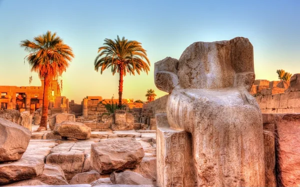 Estatua antigua rota en el templo de Karnak - Luxor, Egipto — Foto de Stock