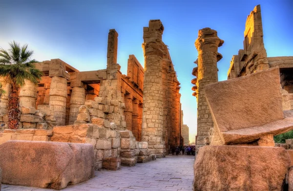 Büyük Hipostil koridorda Karnak - Mısır, görünümünü — Stok fotoğraf