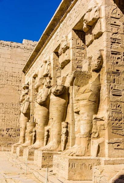 Statuile egiptene antice din templul mortuar al lui Ramses III — Fotografie, imagine de stoc