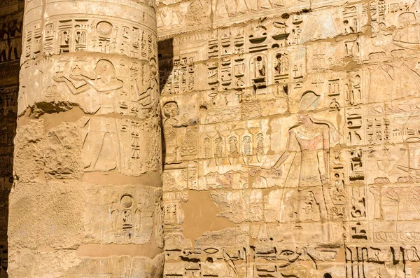 Oude houtsnijwerk in het mortuarium tempel van Ramses Iii. in de omgeving van Luxo — Stockfoto