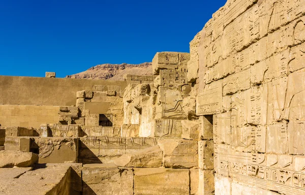 Ősi faragványok a halotti templom Ramses-Iii. a közelben Luxo — Stock Fotó