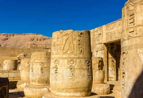 Antiguas columnas en el Templo Medinet Habu - Egipto — Foto de Stock