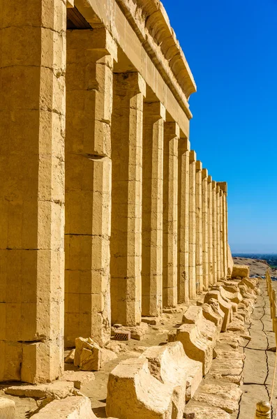 Coloane ale templului lui Hatshepsut lângă Luxor - Egipt — Fotografie, imagine de stoc