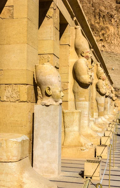 Ancient statues in the Mortuary temple of Hatshepsut - Egypt — Stock Photo, Image