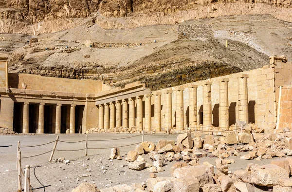 Mortuary temple of Hatshepsut in Deir el-Bahari - Egypt — Stock Photo, Image