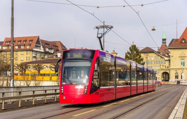 Bern, İsviçre - 15 Şubat: Siemens Combino tramvaya Kirchen