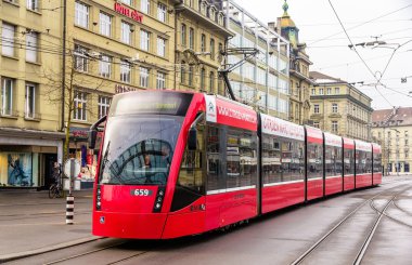 Bern, İsviçre - 15 Şubat: Siemens Combino tramvaya Bubenbe