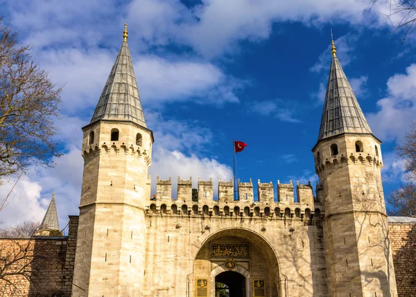 Utfärda utegångsförbud för av hälsning (mellersta porten) av Topkapi Palace i Istanbul — Stockfoto