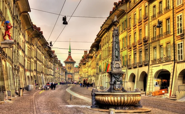 Calle Kramgasse en el casco antiguo de Berna - Sitio de la UNESCO en Switze —  Fotos de Stock