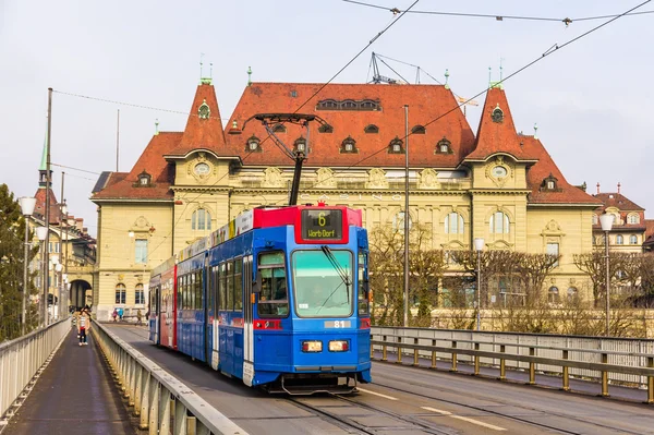 Bern, Schweiz - februar 15: be 4-10 tram on kirchenfeldbruc — Stockfoto