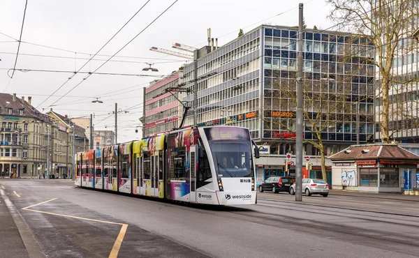 Bern, Svájc - február 15-én: Siemens Combino villamos a Bubenbe — Stock Fotó