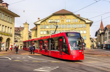 Bern, İsviçre - 15 Şubat: Siemens Combino tramvaya Kirchen