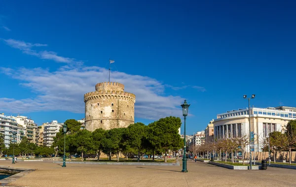 The White Tower and the National Theatre of Northern Greece in T — Stock Photo, Image