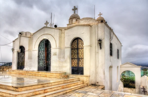 Каплиця святого Георгія на вершині гори Лікавіт в Афінах — стокове фото