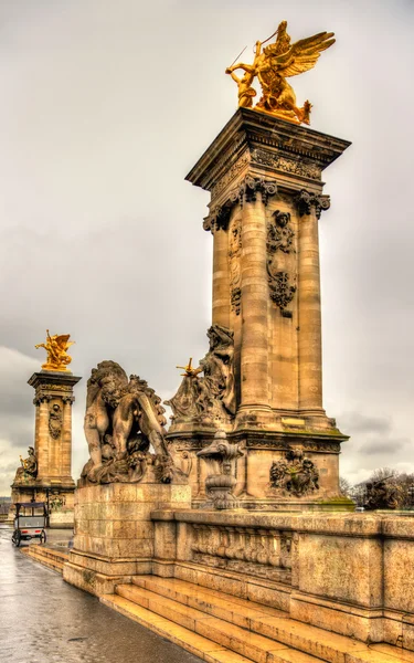 Sculptures at the entrance to the Pont Alexandre III in Paris — Stock Photo, Image