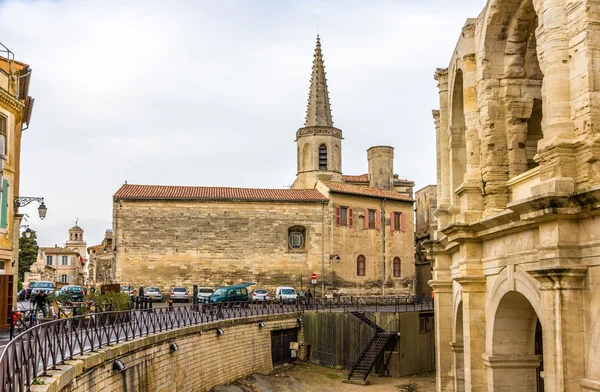 Church Notre-Dame-la-Major and Roman amphitheater in Arles - Fra — Stock Photo, Image