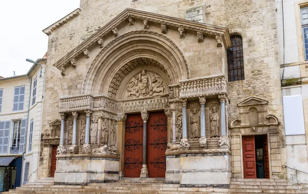 入口的教堂的圣特罗菲姆在阿尔勒-法国 — 图库照片