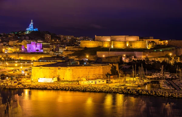 Vista nocturna de Fort St. Nicolas y Notre-Dame-de-la-Garde en Mar — Foto de Stock