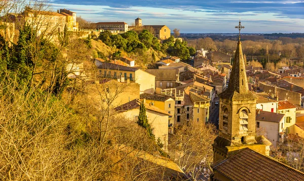 Utsikt over den nedre byen Beziers fra katedralen - Frankrike – stockfoto