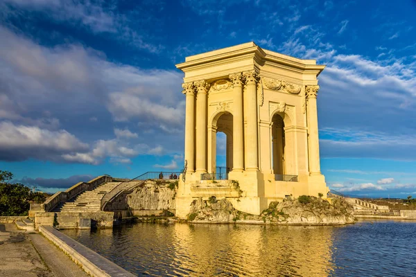 Vattentornet i slutet av akvedukten i Montpellier, Frankrike — Stockfoto
