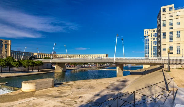 Puente moderno en Montpellier sobre el río Lez - Francia — Foto de Stock