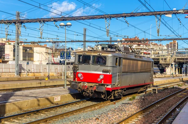 Elektriskt lok passerar Montpellier station - Frankrike — Stockfoto