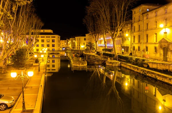 Vista noturna do Canal de la Robine em Narbonne, França — Fotografia de Stock