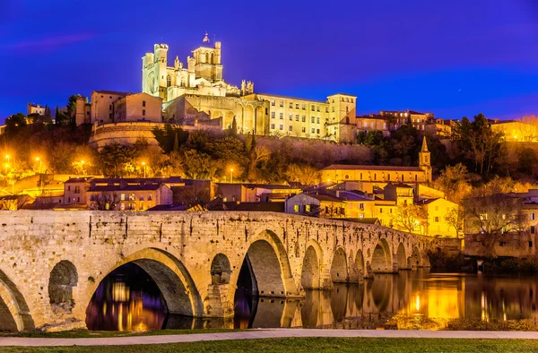 St. nazaire katedralen och pont vieux i beziers, Frankrike — Stockfoto