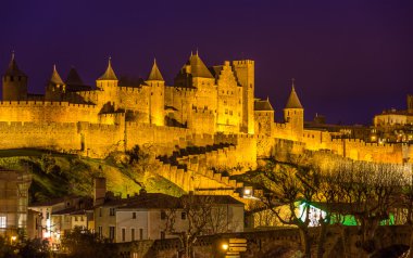Carcassonne kale - Fransa, Languedoc-Roussillo gece görünümü