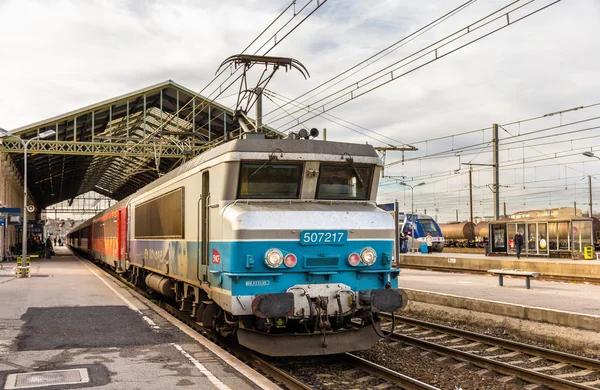 Narbonne, Francja - 06 stycznia: Pociąg pasażerski ciągniętych przez autoryzowanego — Zdjęcie stockowe