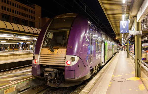 ЛИОН, ФРАНЦИЯ - ЯНВАРЬ 07: двухэтажный региональный поезд SNCF — стоковое фото