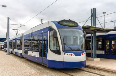 Almada yakınındaki Lizbon - Portekiz içinde modern tramvay hattı