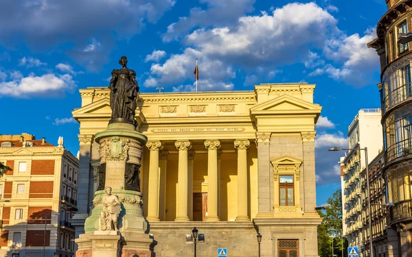 Maria Cristina Museo del Prado - gelirliler önünde heykeli — Stok fotoğraf