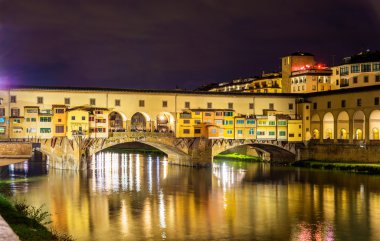 Geceleri Floransa'daki Ponte Vecchio