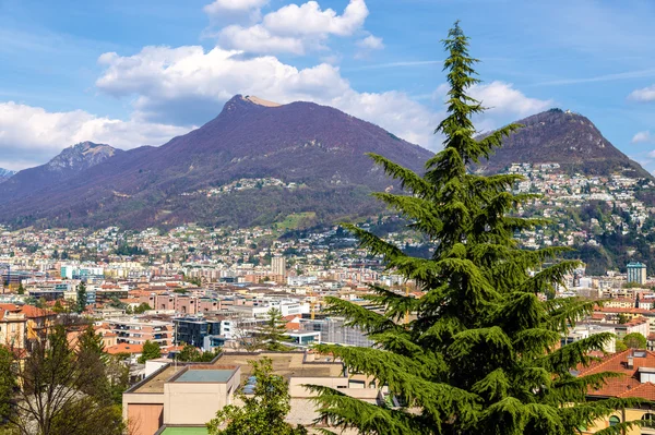 Veduta della città di Lugano nelle Alpi svizzere — Foto Stock