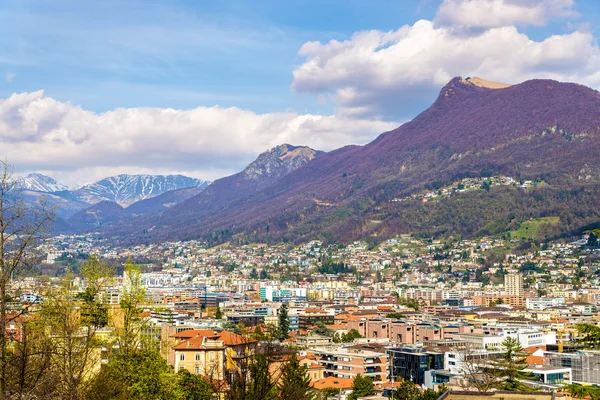 Pohled na Lugano, město ve švýcarských Alpách — Stock fotografie