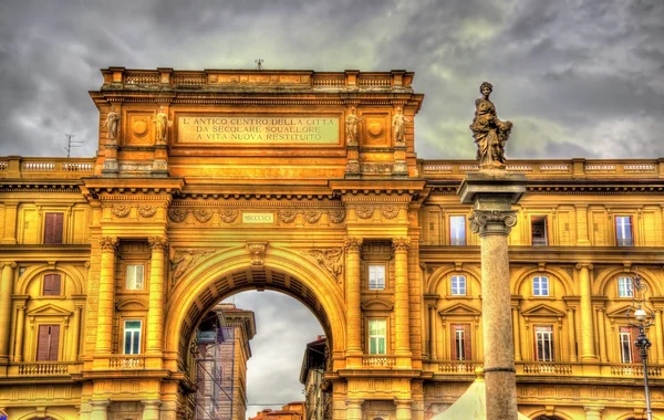 Bågen och kolumn av överflödet på Piazza della Repubblica — Stockfoto